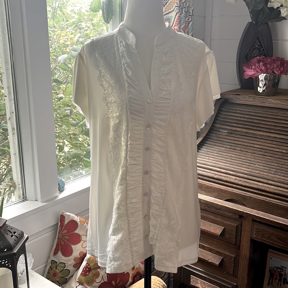 Denver Hayes Size XL Ivory colored blouse with lace/button detailing, like new! - Picture 2 of 13